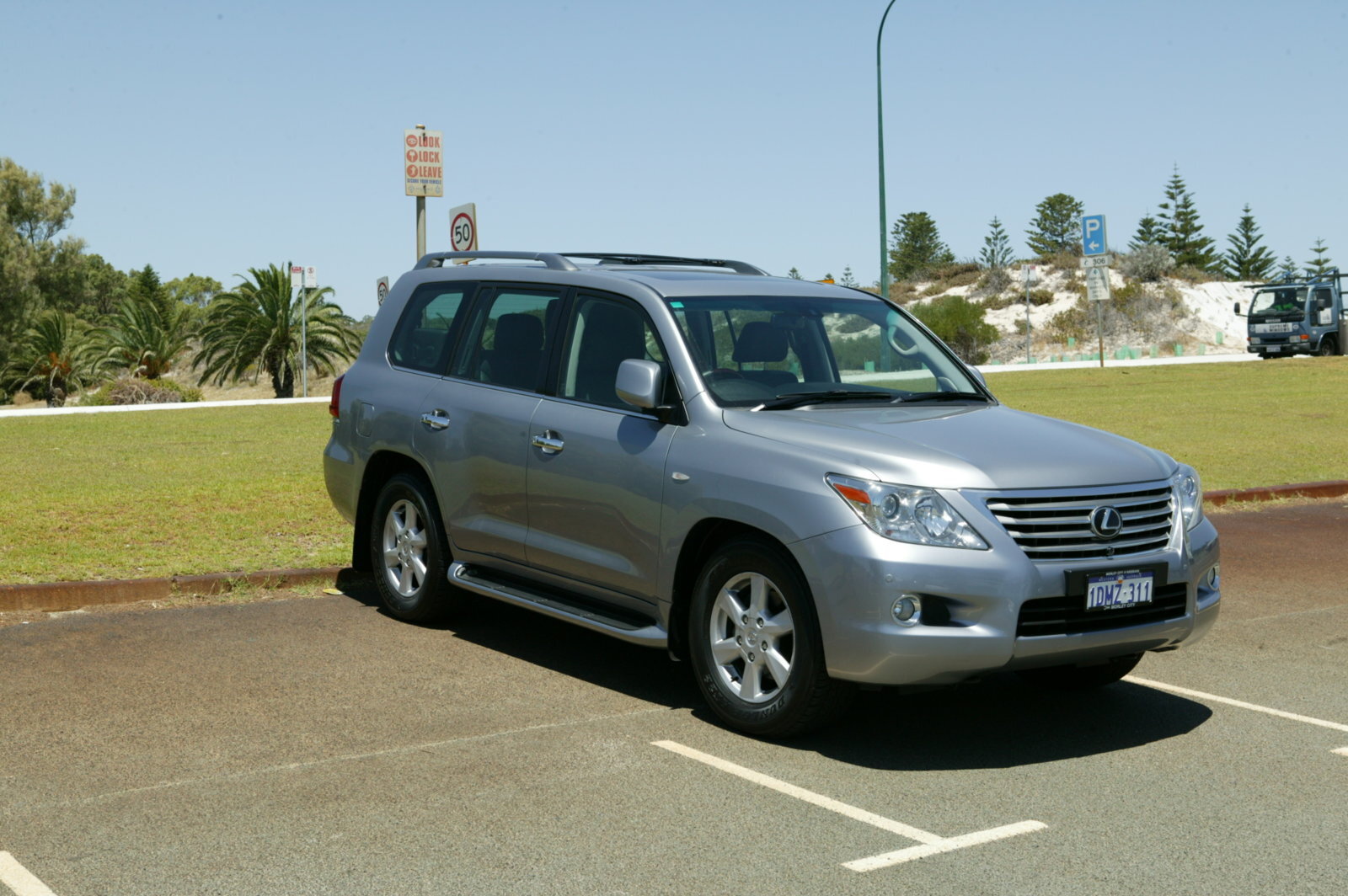 LX 570 PIC 1.JPG