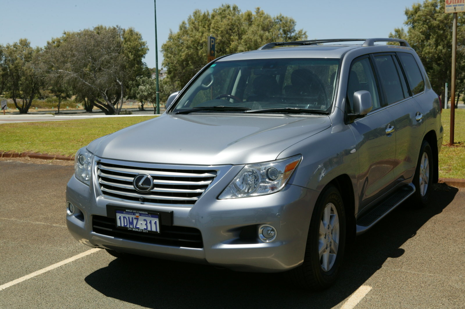 LX 570 pic 2.JPG