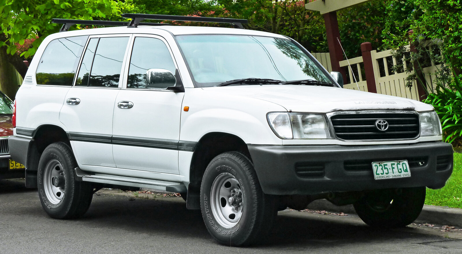 1998-2002_Toyota_Land_Cruiser_(FZJ105R)_GXL_wagon_(2011-11-18)_01.jpg