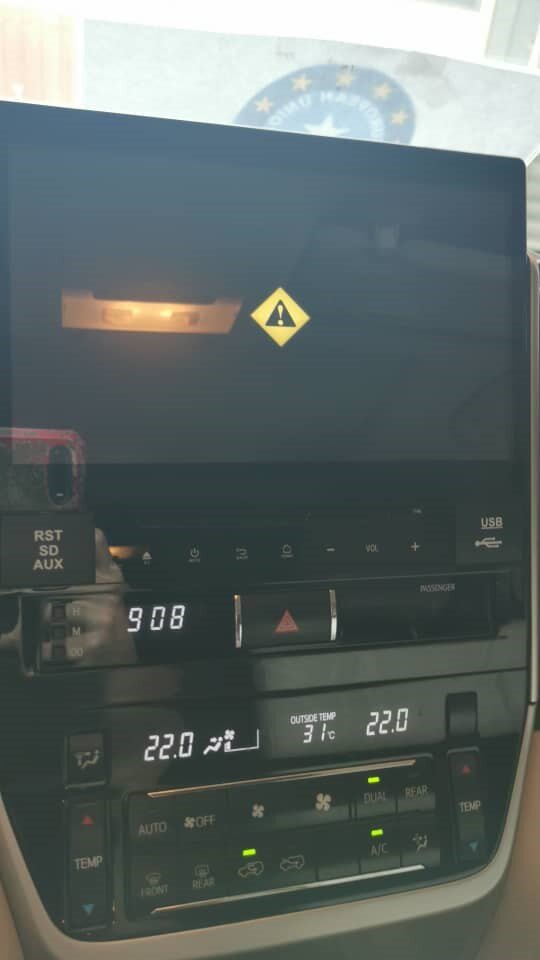 when trying to switch to radio warning triangle appears.jpg