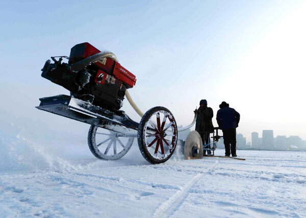 Harbin ice cutting.jpg