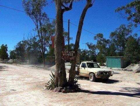 When%20travelling%20in%20the%20Outback,%20it%20pays%20to%20keep%20an%20eye%20out%20for%20signs,%.jpg