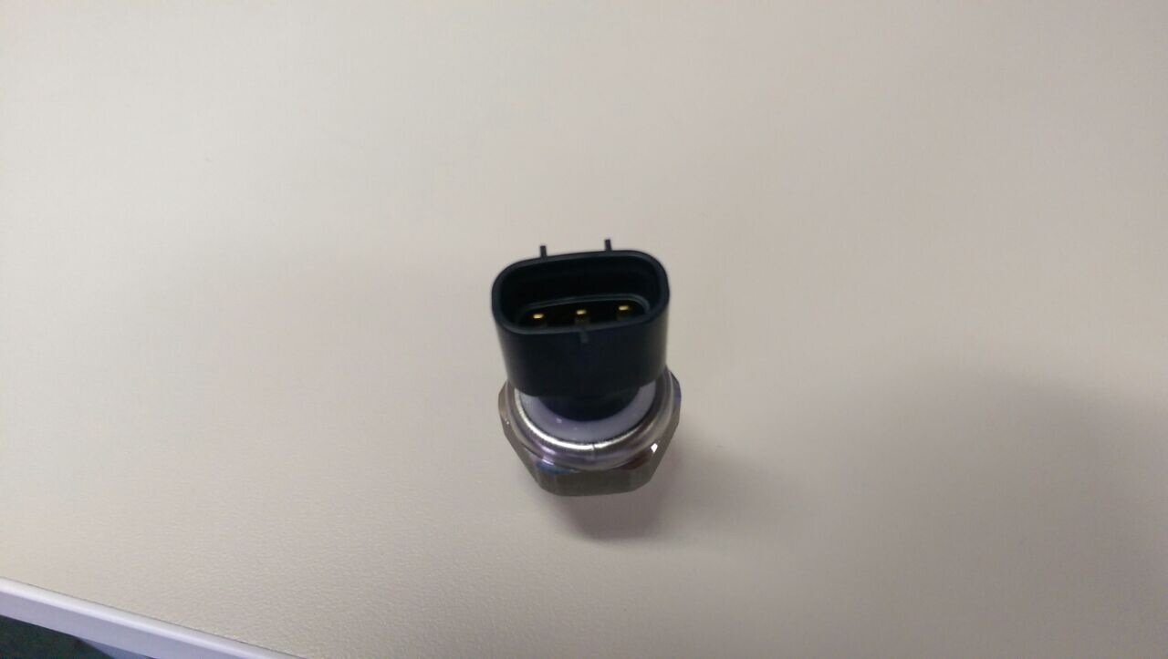 oil pressure switch 3 pins top.jpg