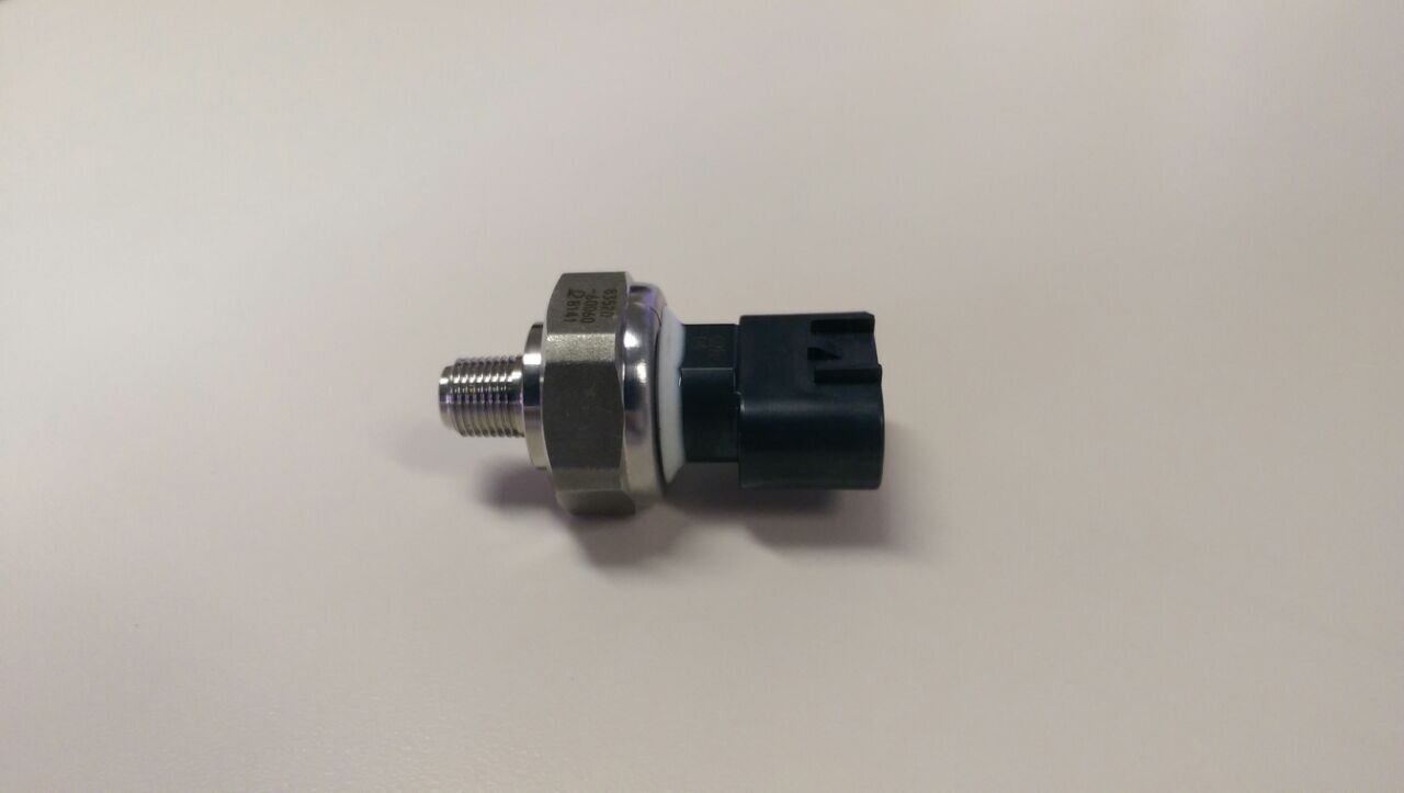 oil pressure switch 3 pins side.jpg