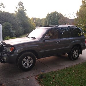 Phil's 99 Landcruiser.jpg