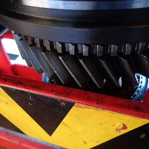 Just room for the gear between the press bars.jpg