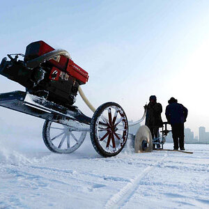 Harbin ice cutting.jpg
