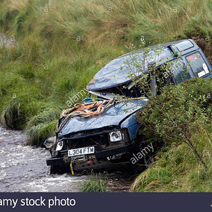 the-camddwr-river-near-llyn-brianne-reservoir-midwales-where-a-landrover-C5APNY.jpg
