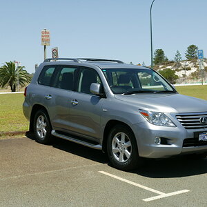 LX 570 PIC 1.JPG