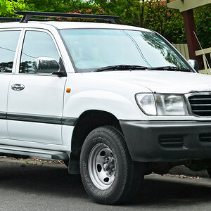 1998-2002_Toyota_Land_Cruiser_(FZJ105R)_GXL_wagon_(2011-11-18)_01.jpg