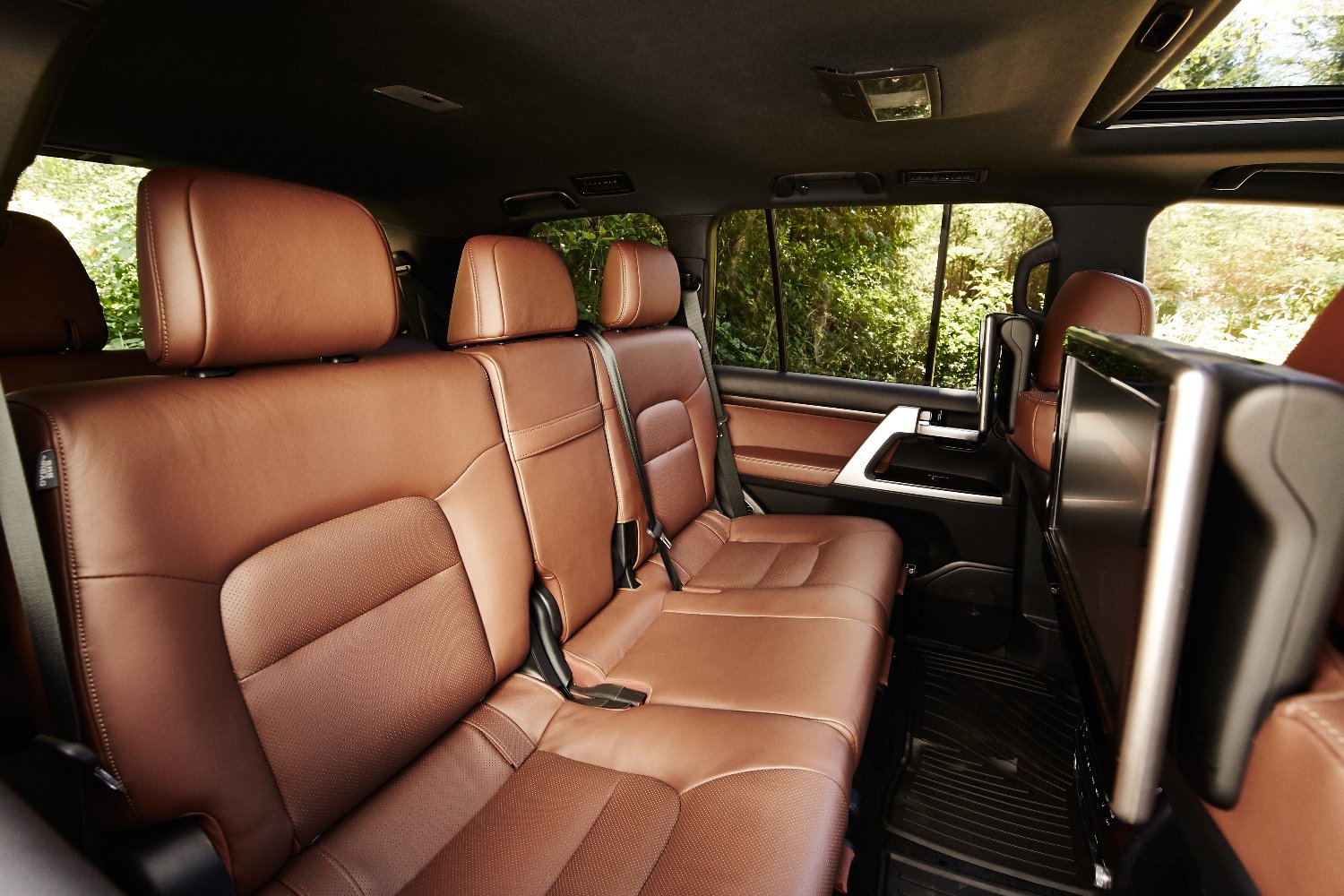 2016_Toyota_Land_Cruiser_07_5C6AE462426A7A5070DAB28AEB57E0FD8A96DBF4-89470.jpg