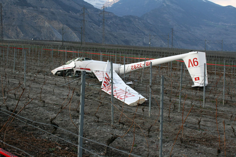 glider_crash_valais_050409.jpg