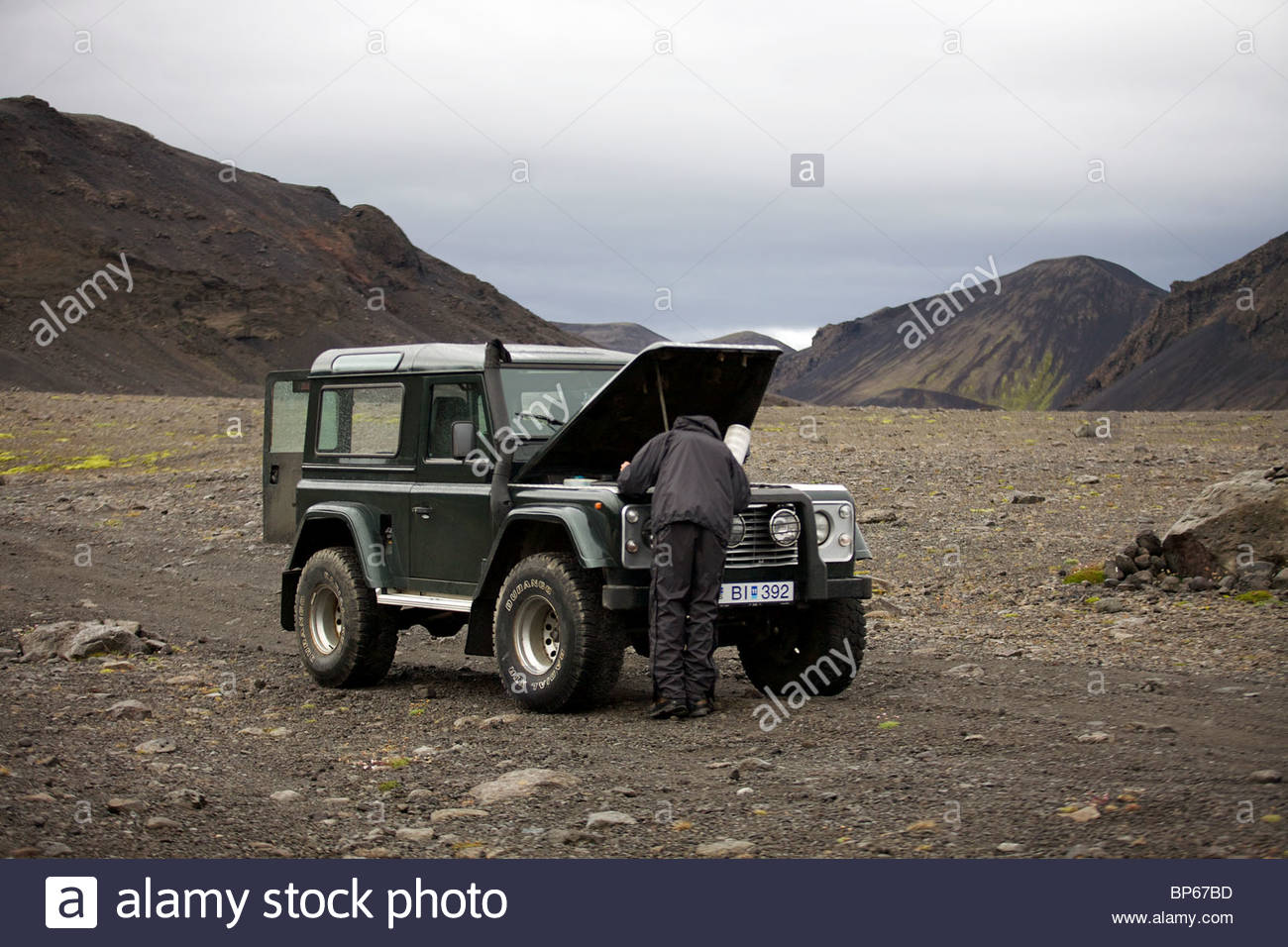 land-rover-defender-90-300tdi-broken-down-in-the-interior-highlands-BP67BD.jpg