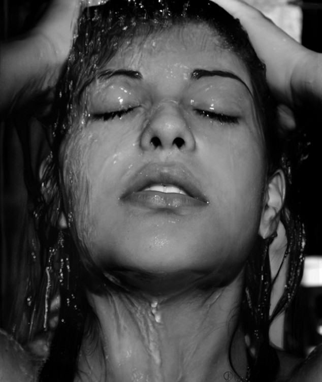 Picture-perfect-pencil-portrait-of-a-girl-throwing-water-on-her-face-634x752.jpg