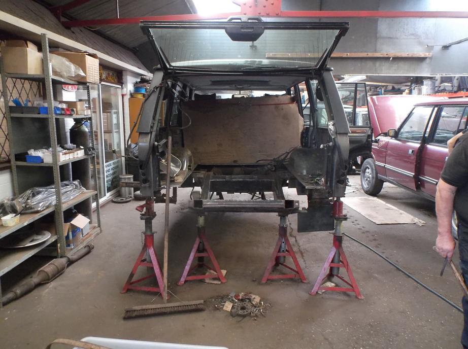 Range Rover restoration the strip down boot floor out  012.jpg