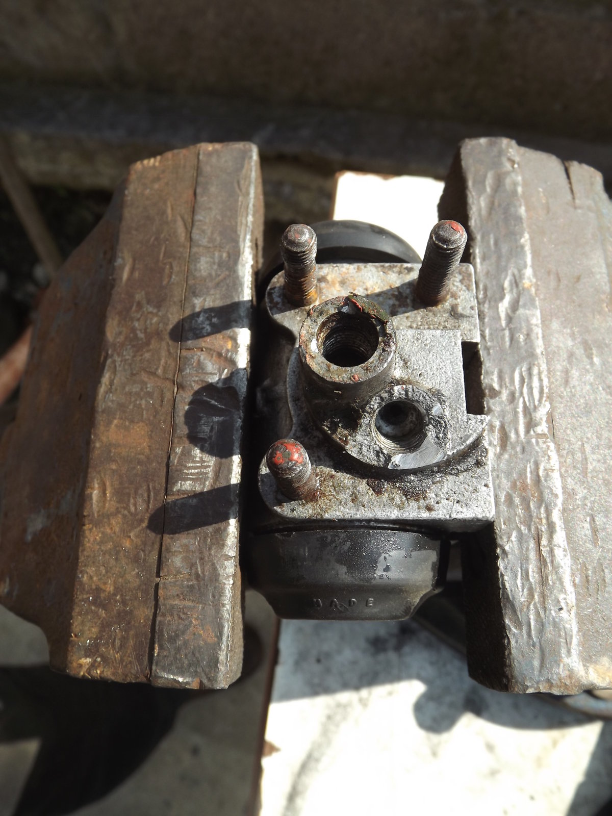 Rapier wheel cylinder repair 001.JPG