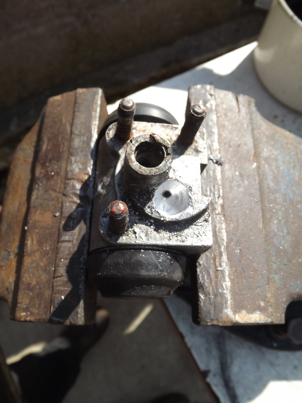 Rapier wheel cylinder repair 002.JPG