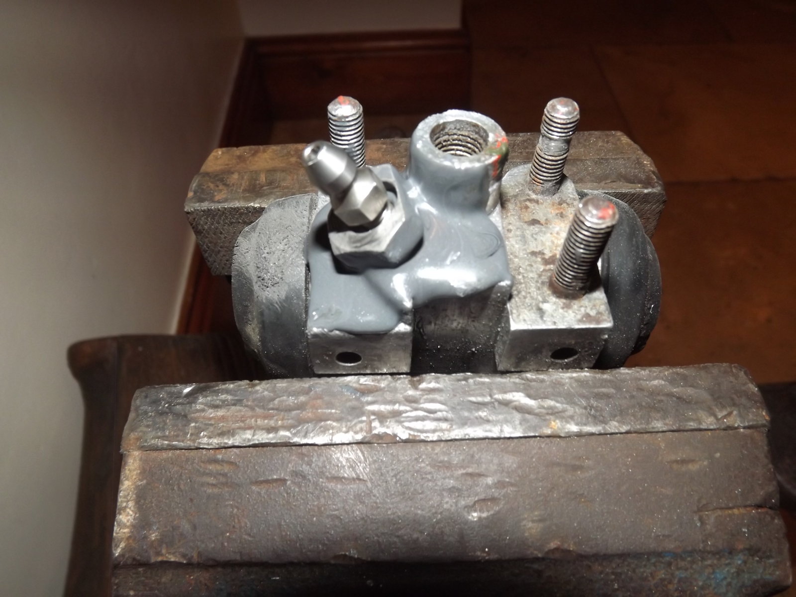 Rapier wheel cylinder repair 2 001.JPG