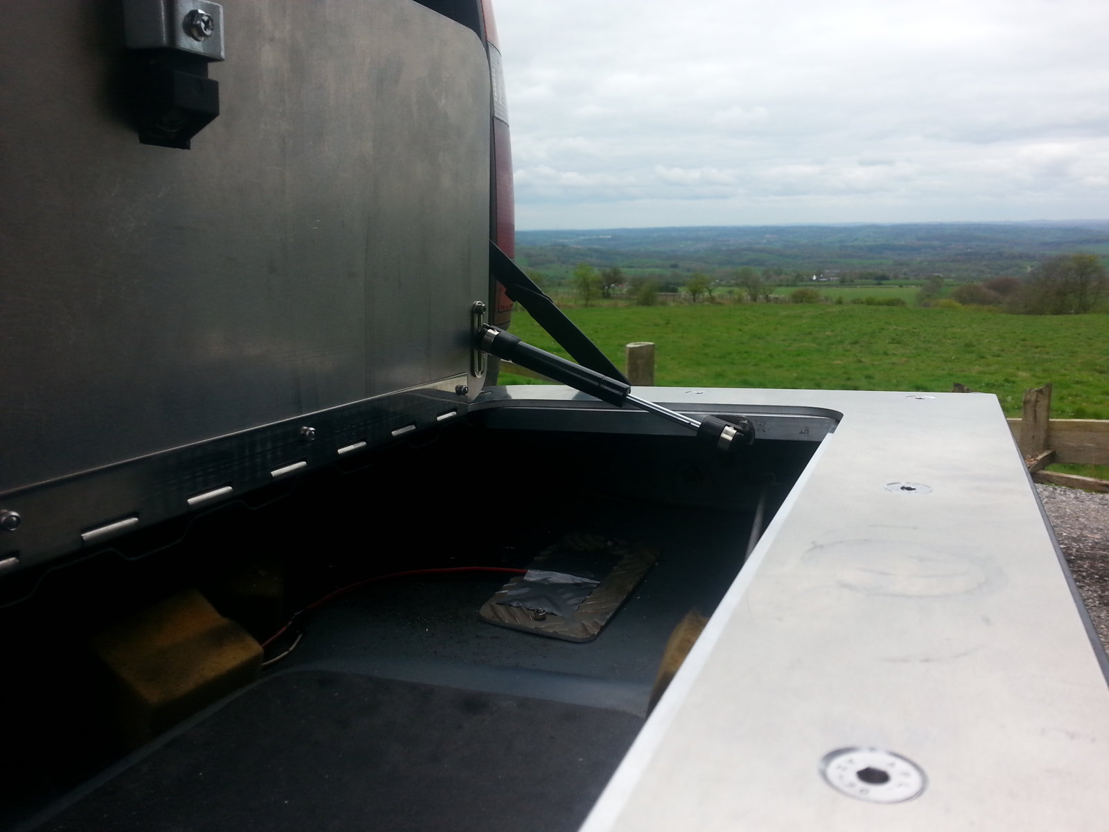 tail gate strut.jpg