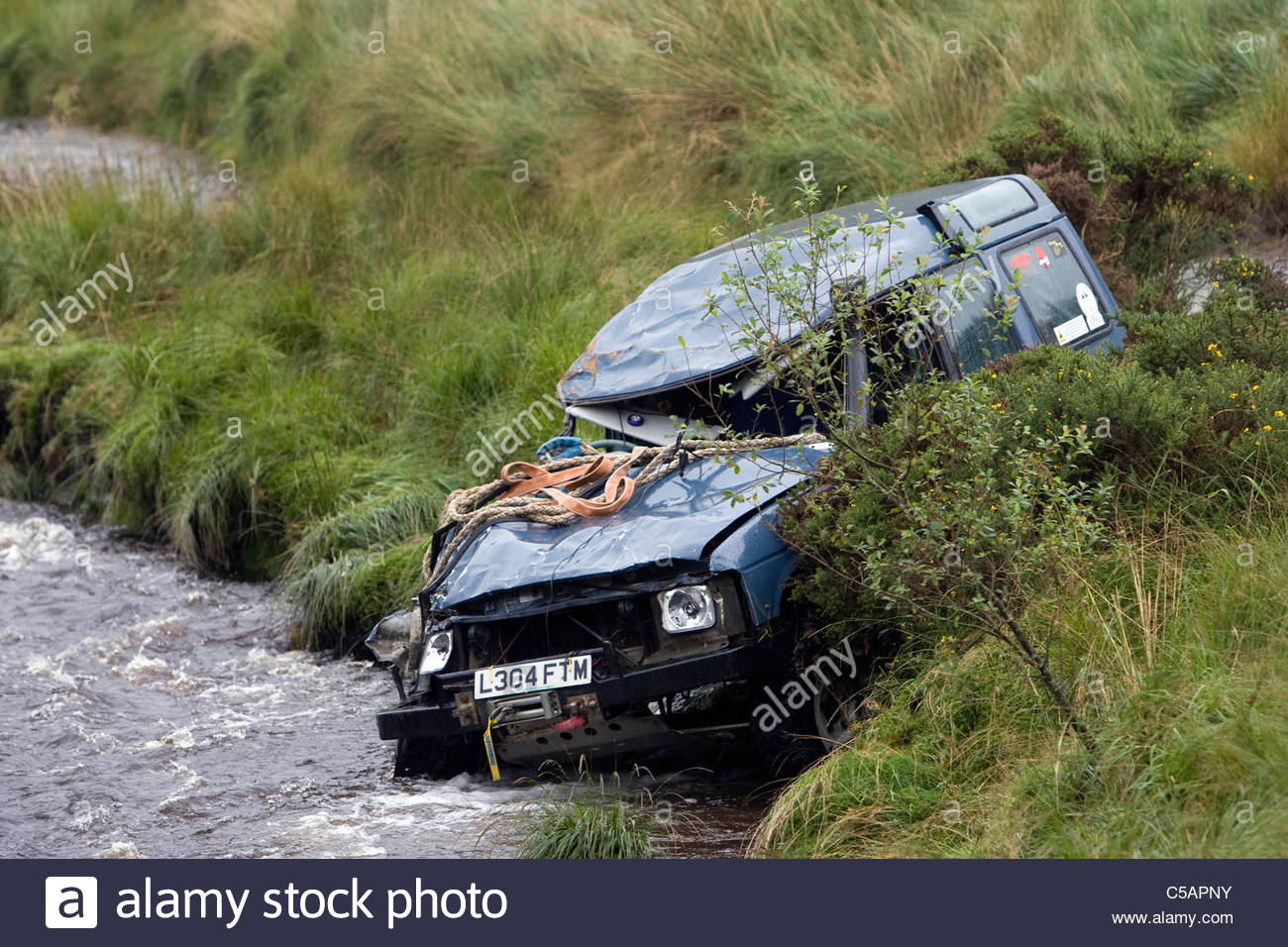 the-camddwr-river-near-llyn-brianne-reservoir-midwales-where-a-landrover-C5APNY.jpg